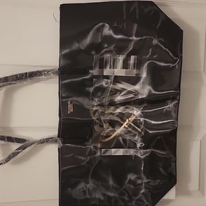 VICTORIA SECRET TOTE NEW BLACK WITH ONE INSIDE POCKET